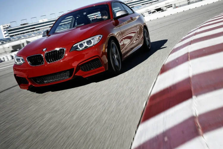 
	M235i: cup&ecirc; leva 4,8 segundos para ir de 0 a 100 km/h com aux&iacute;lio do controle de largada
 (Divulgação/BMW)