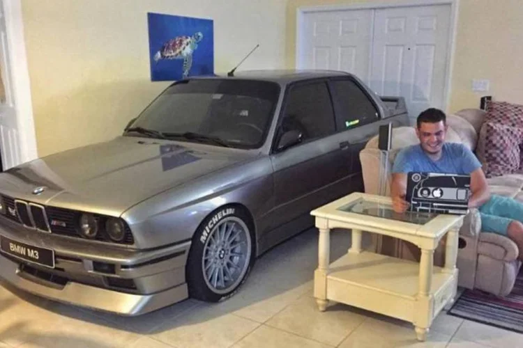 BMW: o proprietário de um M3 optou por estacionar o clássico em sua sala para evitar que fosse danificado (Reprodução)