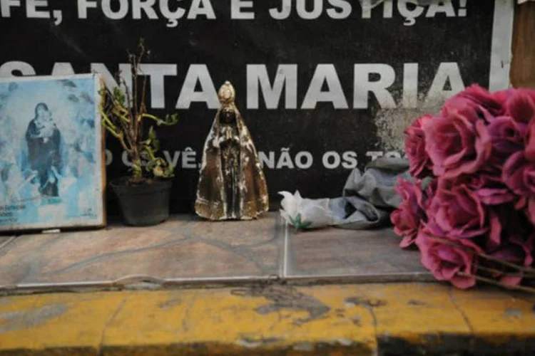 Flores, faixa e imagens de Nossa Senhora são vistas em calçada da Boate Kiss, em Santa Maria (Fernando Frazão/Agência Brasil)