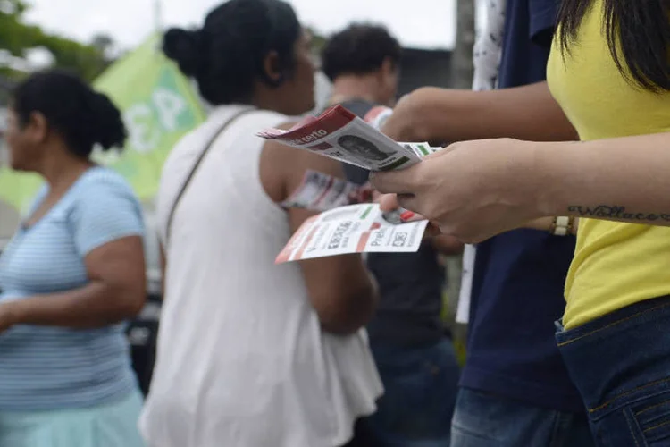 Boca de urna em Niterói, no Rio: além de candidatos, outras pessoas também foram flagradas fazendo boca de urna (Tânia Rego/Agência Brasil)