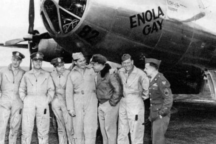 
	Tripula&ccedil;&atilde;o do Enola Gay, o avi&atilde;o que jogou a bomba at&ocirc;mica sobre Hiroshima: Theodore Van Kirk, o &uacute;ltimo membro vivo, morreu no dia 27. Ele &eacute; o terceiro da esquerda para a direita
 (Art Edger/NY Daily News Archive via Getty Images)