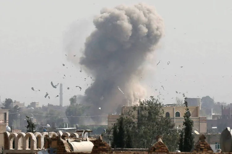Iêmen: os bombardeios contra os rebeldes, apoiados pelo Irã, começaram em março de 2015 (Khaled Abdullah / Reuters)