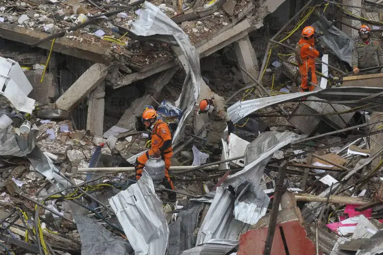 Bombeiros buscando vítimas após explosão no Rio de Janeiro (Agência Brasil / Tânia Rêgo)