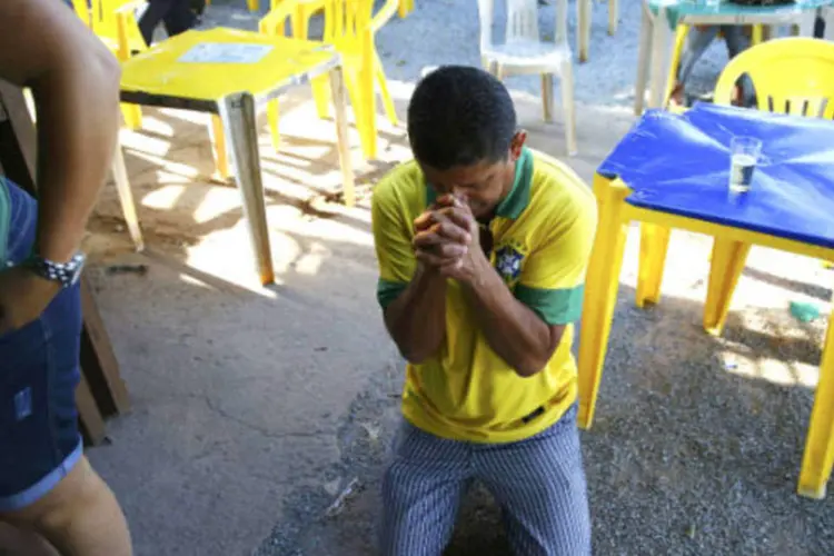 Um torcedor reza durante o jogo do Brasil (REUTERS/Jorge Silva)