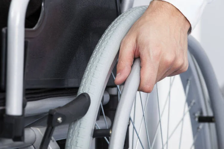 Cadeira de rodas: esses implantes se comunicam por wireless com eletrodos que liberam os impulsos neurais para os músculos funcionarem (Thinkstock)