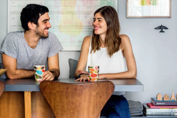 
	Caio Calafate e Paula Daemon: eles n&atilde;o precisaram gastar muito para fazer do im&oacute;vel uma belezinha
 (André Nazareth)