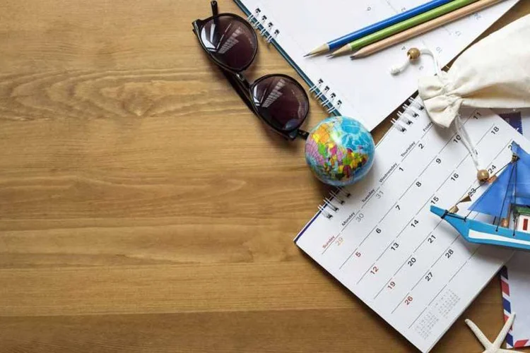 Calendário e itens de viagem: viajar duas semanas antes das férias faz diferença para quem quer economizar (Tatomm/Thinkstock)