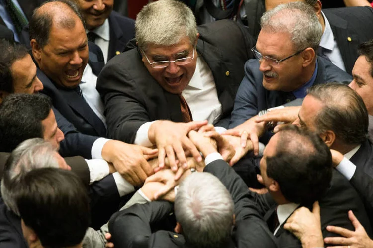 
	PEC 241 na C&acirc;mara: ap&oacute;s o resultado, houve comemora&ccedil;&atilde;o entre os deputados governistas presentes no Plen&aacute;rio
