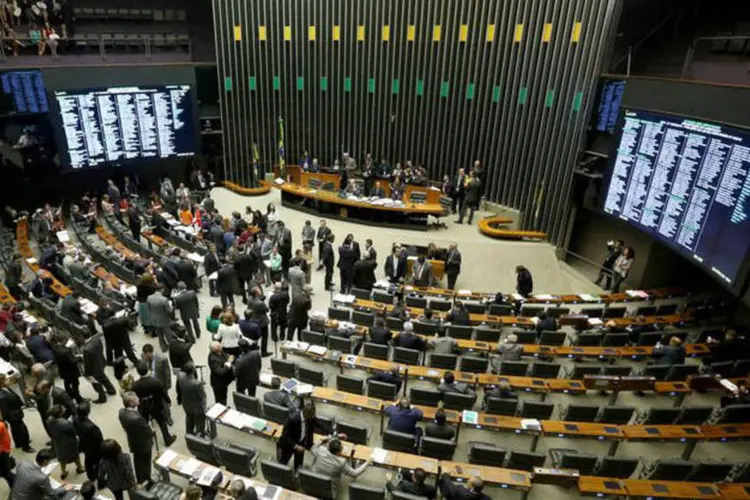 Câmara: os deputados Wanderley Macris (SP) e Jutahy Magalhães Jr (BA) fizeram discurso na tribuna cobrando uma manifestação clara da legenda (Wilson Dias/Agência Brasil)