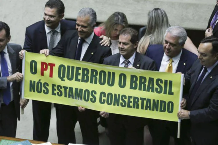 
	PEC 241 na C&acirc;mara: ap&oacute;s a abertura do painel, houve comemora&ccedil;&atilde;o entre os deputados governistas presentes no Plen&aacute;rio
 (Fabio Rodrigues Pozzebom/Agência Brasil)