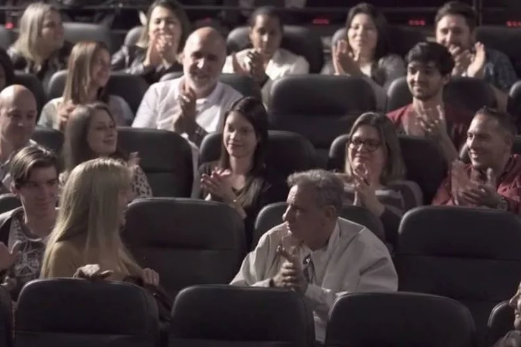 Campanha FTD Educação: a reação da educadora é emocionante e espontânea (Reprodução)