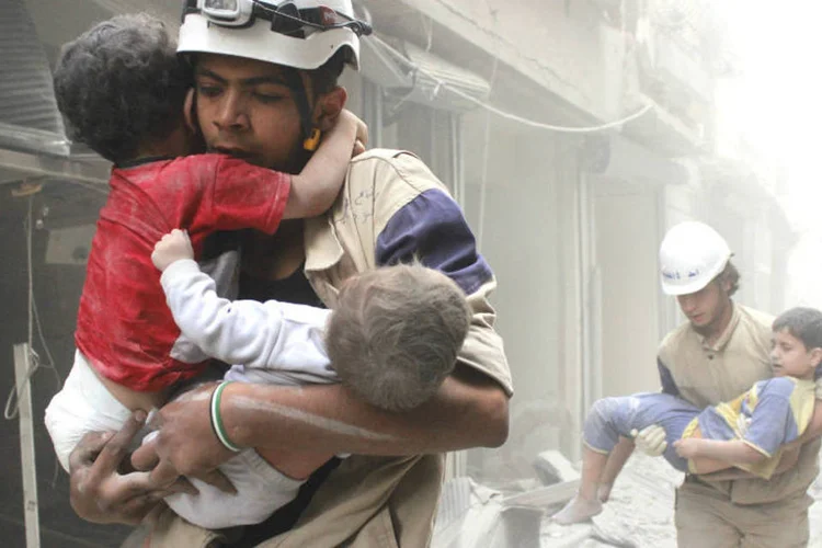 
	Defesa Civil da S&iacute;ria resgata crian&ccedil;as ap&oacute;s ataque em Aleppo: os &quot;capacetes brancos&quot; s&atilde;o um dos favoritos ao Nobel da Paz
