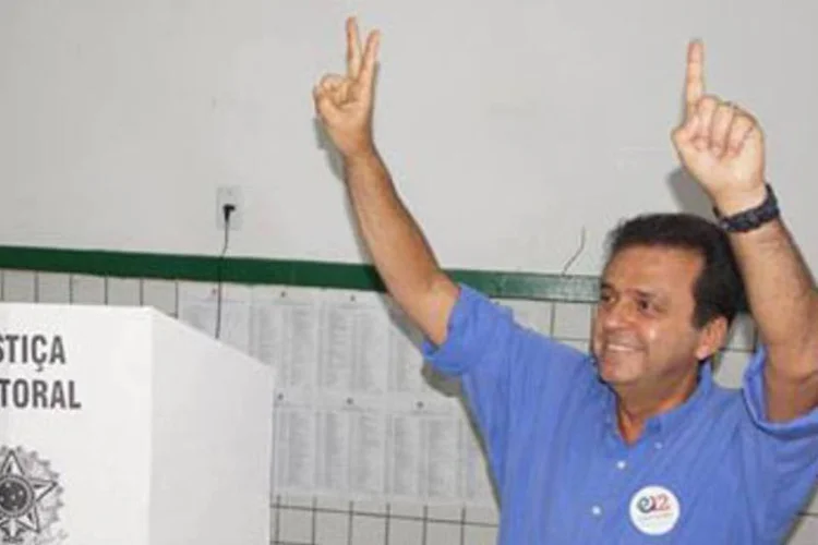 
	Carlos Eduardo: Carlos Eduardo, do PDT, &eacute; o atual chefe do Executivo local
 (Divulgação / Facebook)