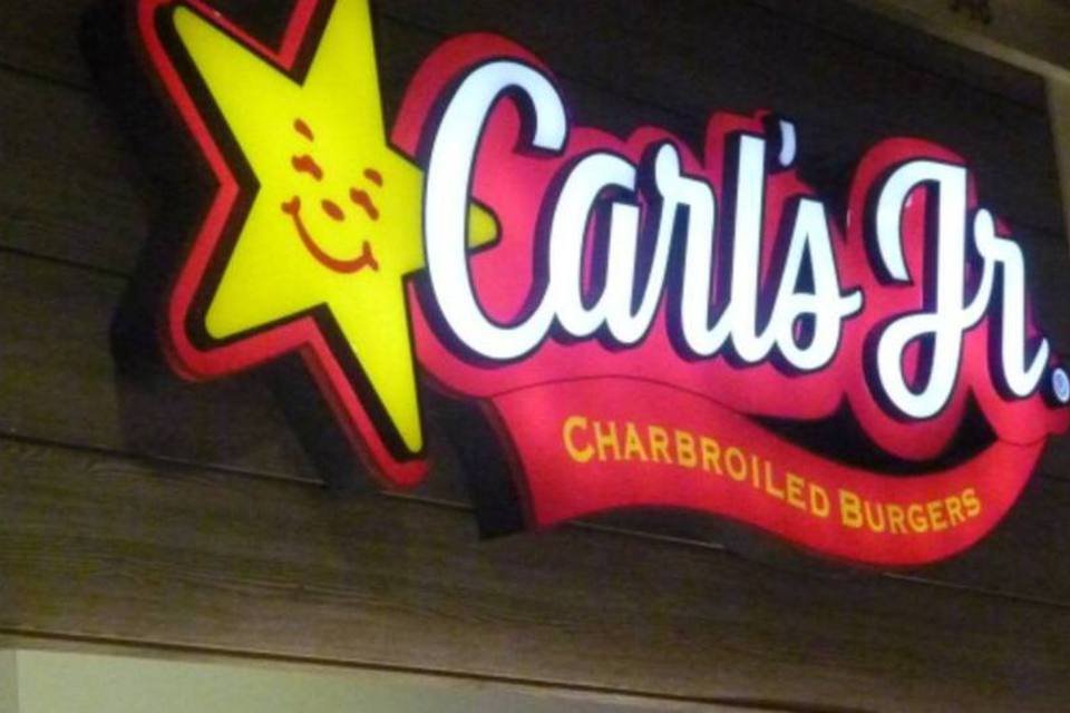 Franqueado de Carl's Jr é flagrado pegando alimentos com as mãos