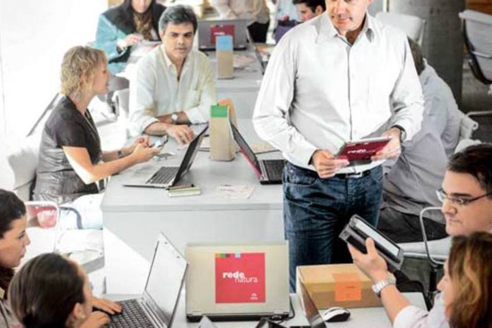 Carlucci e funcionários da Natura: projeto vital para o futuro da maior empresa de cosméticos do Brasil
 (Alexandre Battibugli/EXAME.com)