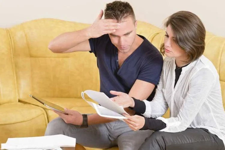 
	Casal analisa contas: em setembro de 2015 o n&iacute;vel era de 63,5%
 (Thinkstock)