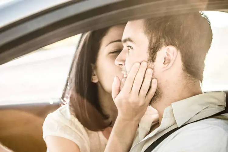 Risco: até se você se virar para namorar o passageiro (só um beijinho basta), à risca, já pode render uma multa (Thinkstock)