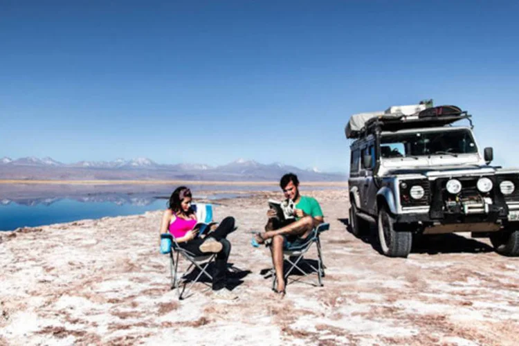 
	Rachel Paganotto e Leonardo Spencer em S&atilde;o Pedro do Atacama, no Chile
 (Divulgação / Viajo Logo Existo)