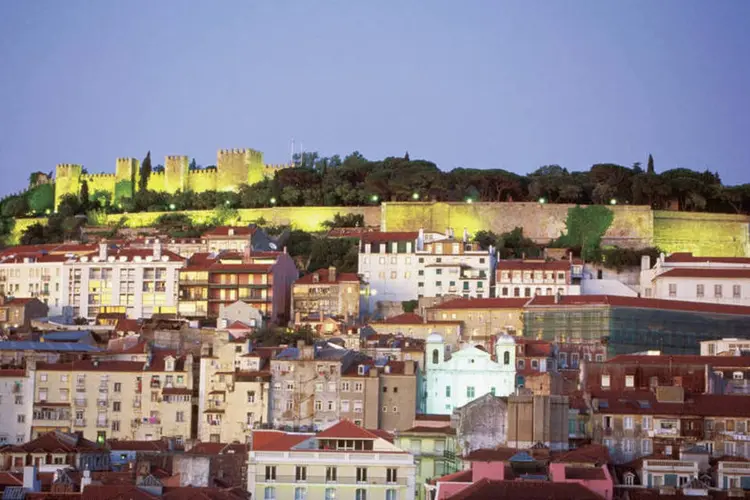 Imóveis com o Castelo de São Jorge ao fundo, na freguesia de Santa Maria Maior, na cidade de Lisboa, em Portugal
 (ThinkstockMedioimages/Photodisc)