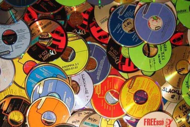 
	CDs e DVDs: pelo menos vinte pessoas foram detidas
 (Wikimidia Commons)