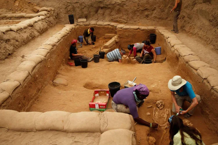 Cemitério: descobertos em expedição que durou 30 anos, os ossos vão ajudar a desvendar um grande mistério sobre os filisteus
 (Amir Cohen/Reuters)