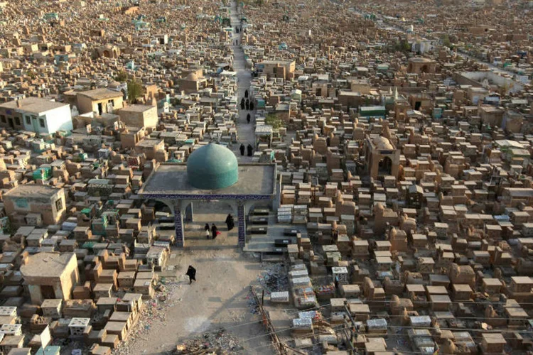 
	Vale da Paz, o maior cemit&eacute;rio do mundo: localizado em Najaf, local abriga mais de 5 milh&otilde;es de covas
 (REUTERS/Alaa Al-Marjani)