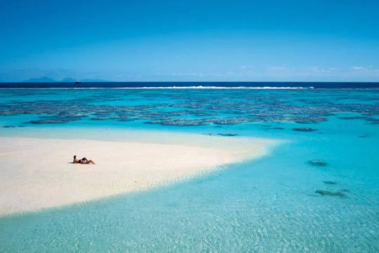 Pessoas em praia da ilha Tetiaroa (Divulgação / The Brando)