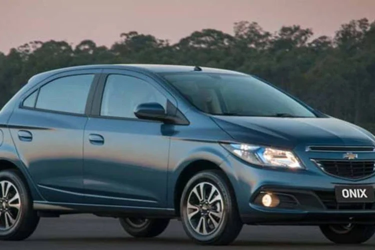 Onix: o carro subiu na calçada e acabou atingindo um armazém de construção (GM/Divulgação)