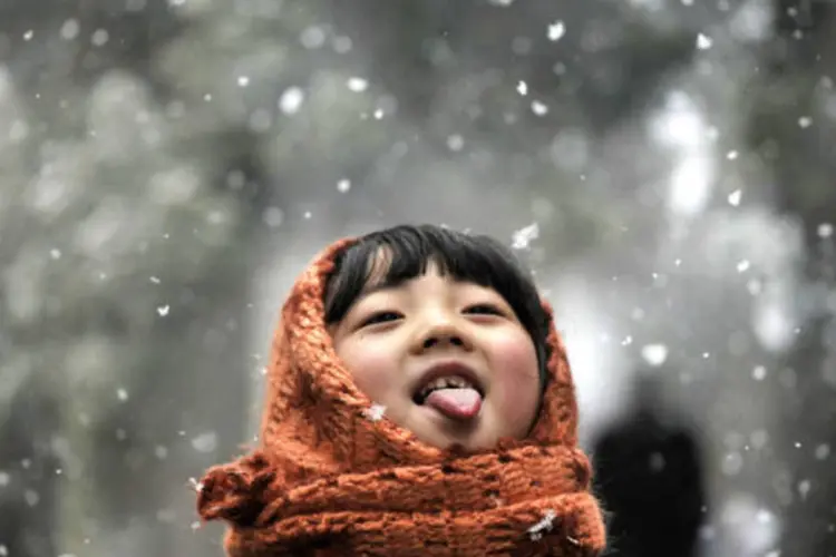 Em Hefei, na China, menina brinca na neve (REUTERS/Stringer)