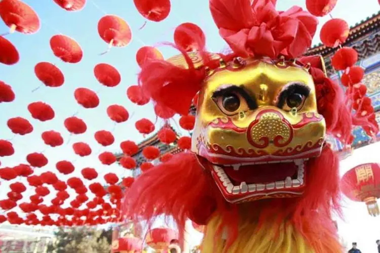 Celebração: dançarinos executam a tradicional dança do leão durante celebração do Ano Novo Lunar chinês em Pequim (08.02.2016) (REUTERS/Stringer)