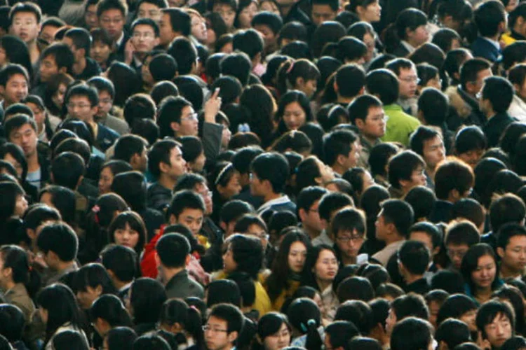 Em Nanjing, estudantes universitários participam de uma feira de recrutamento (China Photos/Getty Images)