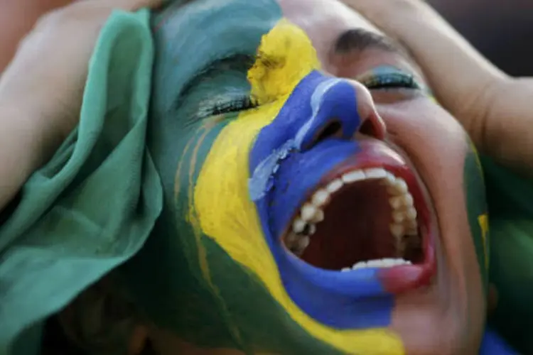 Torcedora se desespera após Brasil tomar o 5º gol em partida contra a Alemanha pela semifinal da Copa do Mundo (Ueslei Marcelino/Reuters)