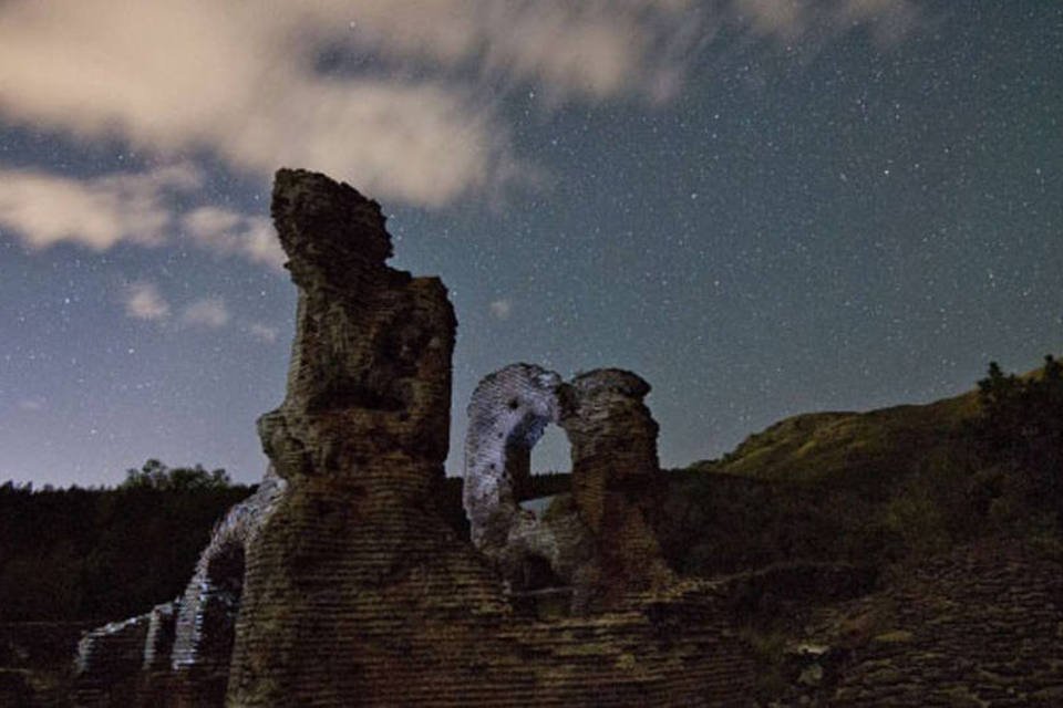 Feixes de luz nas ruínas de St. Ilia Roman, na Bulgária (AFP / Nikolay Doychinov)