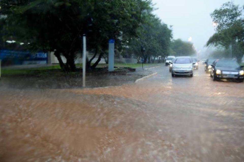 Temporal e "tsunami" causam estrago em SC. Veja vídeo