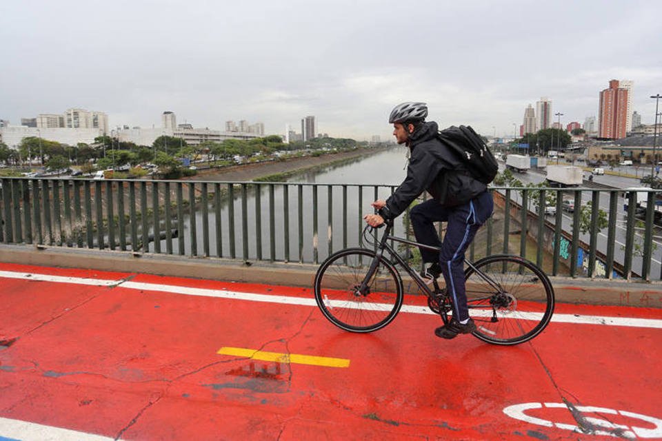 Ciclista atravessa a primeira ciclovia sobre ponte da capital paulista, na Ponte da Casa Verde (Fábio Arantes/SECOM/Reprodução)