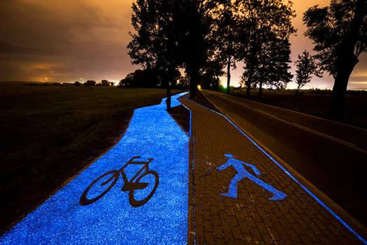 
	Ciclovia brilhante: as vias s&atilde;o feitas a partir de uma material sint&eacute;tico chamado de lumin&oacute;foros
 (TPA Instytut Badan Technicznych)