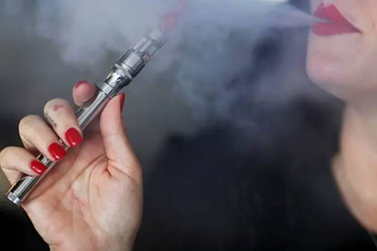 Cigarro eletrônico: a "fumaça" é só vapor de propilenoglicol com nicotina e aromas
 (Joe Raedle/Getty Images)
