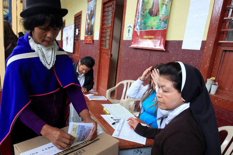 
	Acordo de paz: a vota&ccedil;&atilde;o, que n&atilde;o &eacute; obrigat&oacute;ria, tem a presen&ccedil;a de 200 observadores de 25 pa&iacute;ses
 (Jaime Saldarriaga / Reuters)