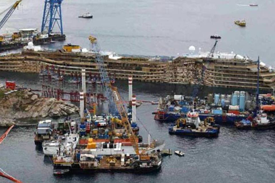 Navio Costa Concordia é endireitado (Tony Gentile/Reuters)