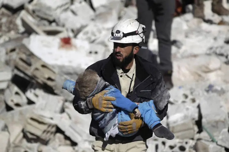 
	Aleppo: &quot;Nada pode justificar este tipo de ataque contra menores e este total menosprezo pela vida humana&quot;
 (Khalil Ashawi / Reuters)