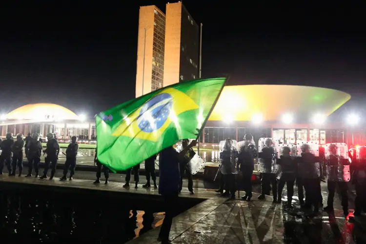 Manifestante balança bandeira do Brasil em frente ao Palácio do Planalto (REUTERS/Adriano Machado)