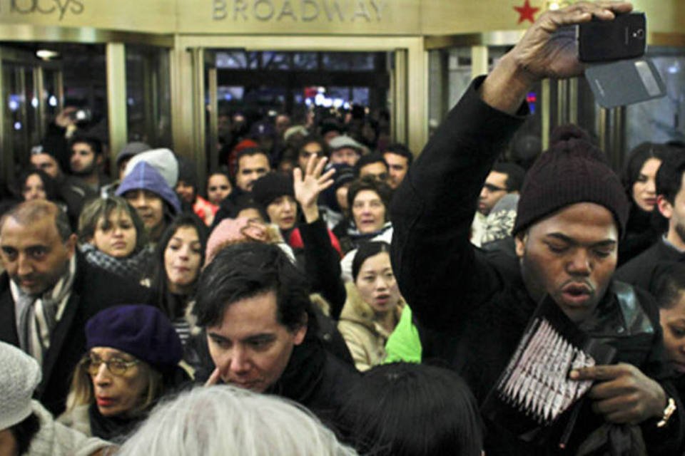 Multidão lota lojas nos EUA atrás de ofertas da Black Friday