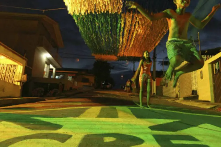 Menino pula corda em rua de Manaus enfeitada para a Copa do Mundo 2014 (REUTERS/Bruno Kelly)