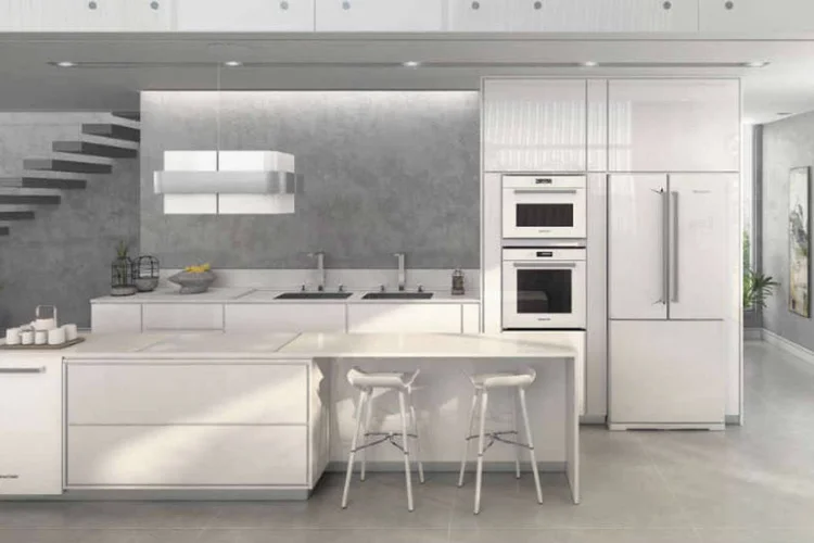 Cozinha da Linha Brastemp Vitreous, lançada pela Whirlpool: design minimalista e acabamento branco
 (Whirlpool / Divulgação)