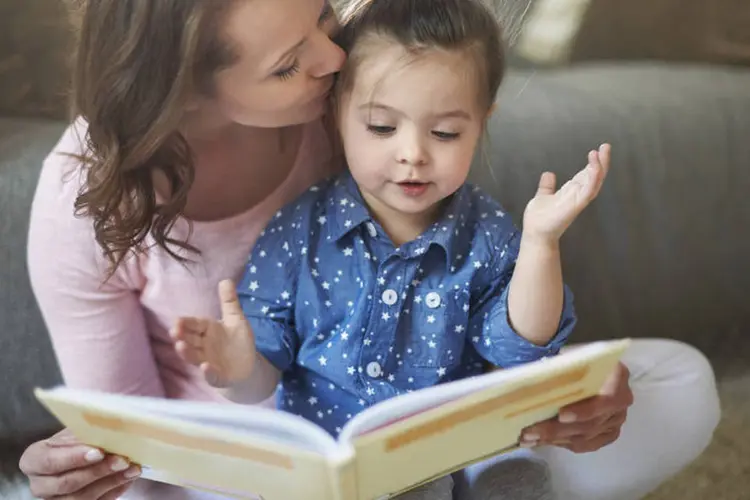 Mãe e filho: para receber os livros, basta se cadastrar no site do projeto (Thinkstock/Thinkstock)