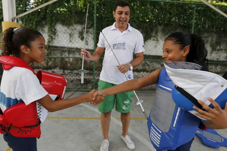 Crianças aprendem esgrima em escola pública do Rio de Janeiro - 01/04/2016 (Sergio Moraes/ Reuters)