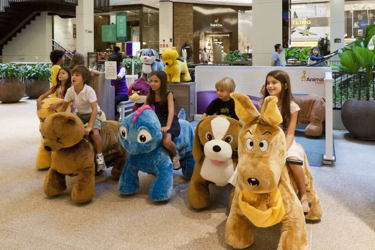 Crianças brincam com bichos motorizados da Animal Tour
 (Divulgação)