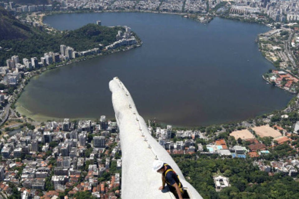 Conserto do Cristo Redentor é de dar vertigem: veja as fotos