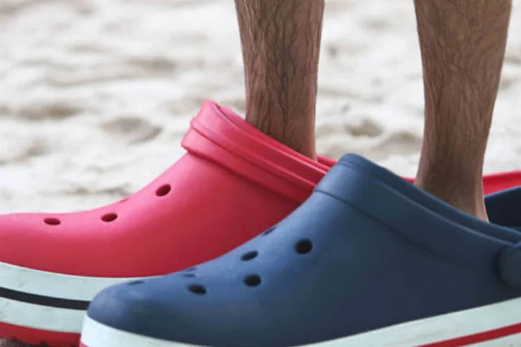 
	Crocs gigante em a&ccedil;&atilde;o na Praia de Maresias, durante festival de surfe: o tradicional clog atrai rea&ccedil;&otilde;es de amor e &oacute;dio nas redes sociais
 (Gaspar Nóbrega/VIPCOMM)