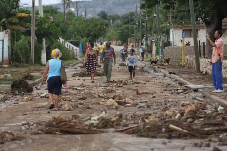
	Cuba: grandes ondas j&aacute; come&ccedil;aram a impactar a orla da cidade, situada na prov&iacute;ncia de Guant&aacute;namo
 (Alexandre Meneghini / Reuters)
